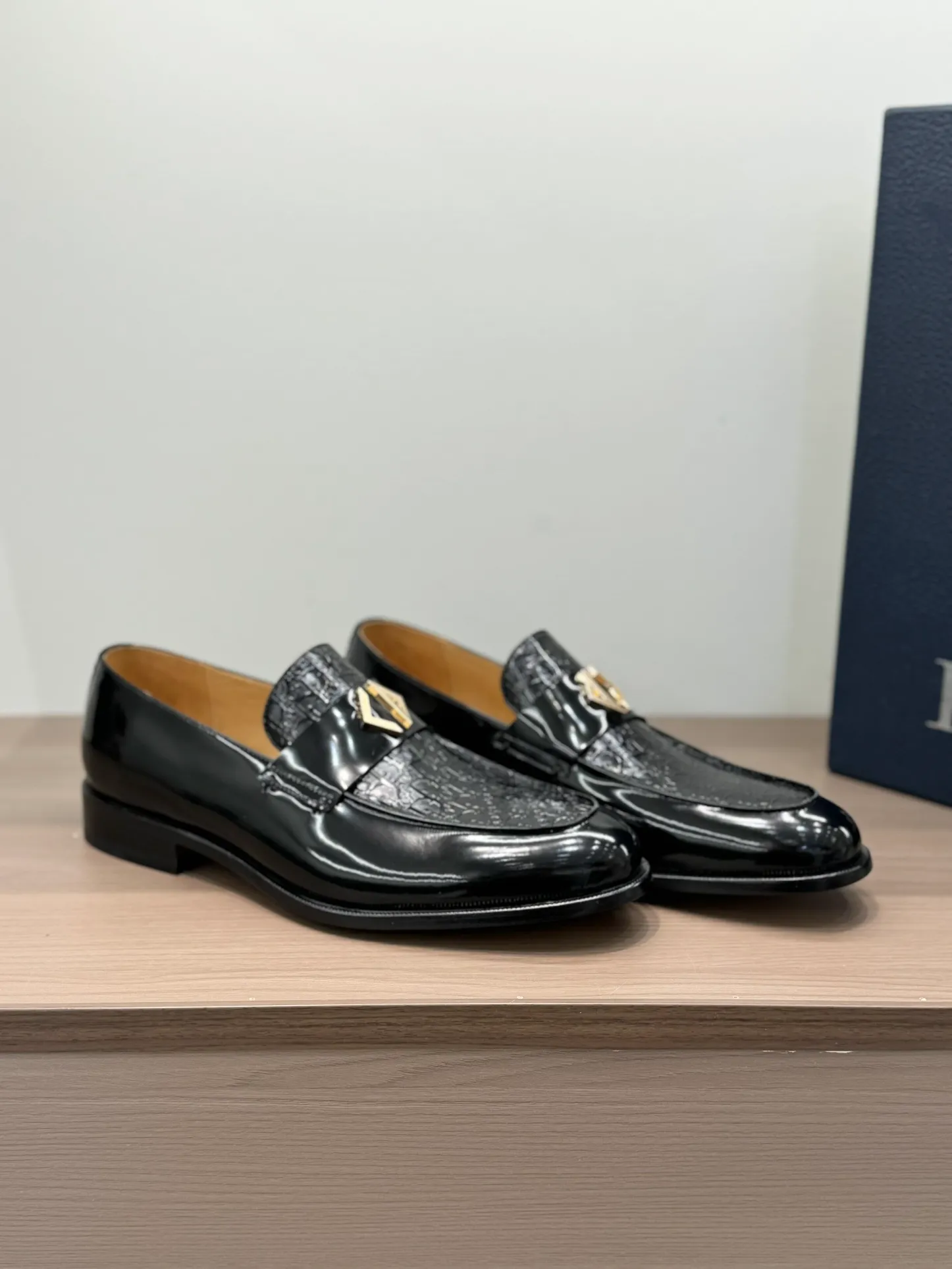 [Dior Dior] Top P: 960💰 Standard code 39-44 (38.45.46 custom-made, non-refundable and non-exchangeable) Dior Dior's latest high-end men's boutique casual leather shoes, the upper is carefully made of black cowhide/open-edge beaded leather/high-mercerized frosted cowhide, the classic silhouette shows elegance, and the upper strap is matched with a metal-coated CD Icon decorative buckle to enhance the style. Comfortable and lightweight, the Italian leather sole features anti-slip rubber inserts. The Blake structured leather sole with anti-slip details showcases Dio*'s exceptional craftsmanship. Elegant and refined, it can be matched with all kinds of suits.